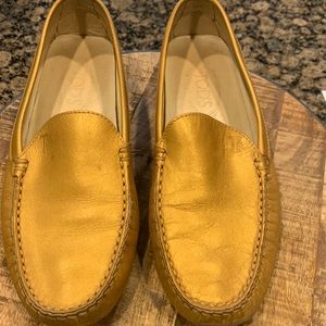 Tod’s Gommino leather gold loafer, size 38.